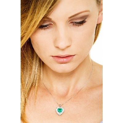 Necklace with pendant, central heart cut emerald and diamonds