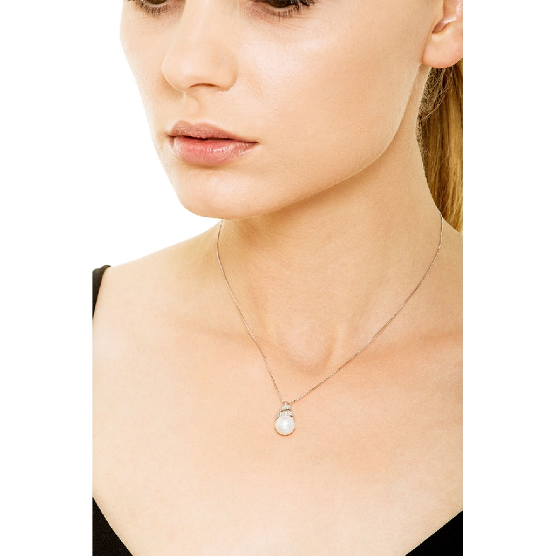 Necklace in 18k white gold with one pearl and diamonds on a spiral pendant 