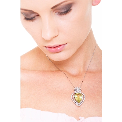 18k white gold fancy pendant with peridot and diamonds