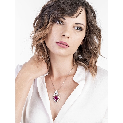 18k white gold elegant pendant with central ruby and diamonds