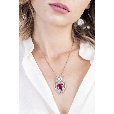 18k white gold elegant pendant with central ruby and diamonds