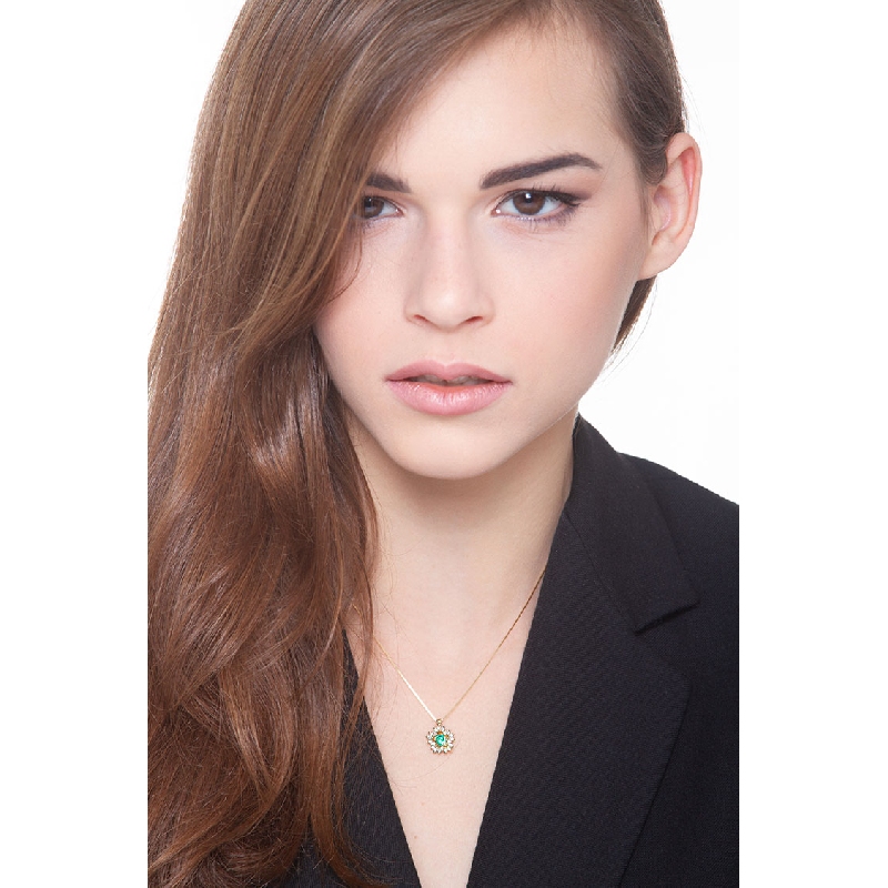 Necklace with flower style pendant, central emerald and a crown of diamonds