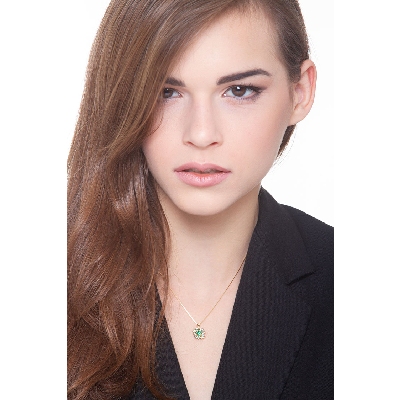 Necklace with flower style pendant, central emerald and a crown of diamonds