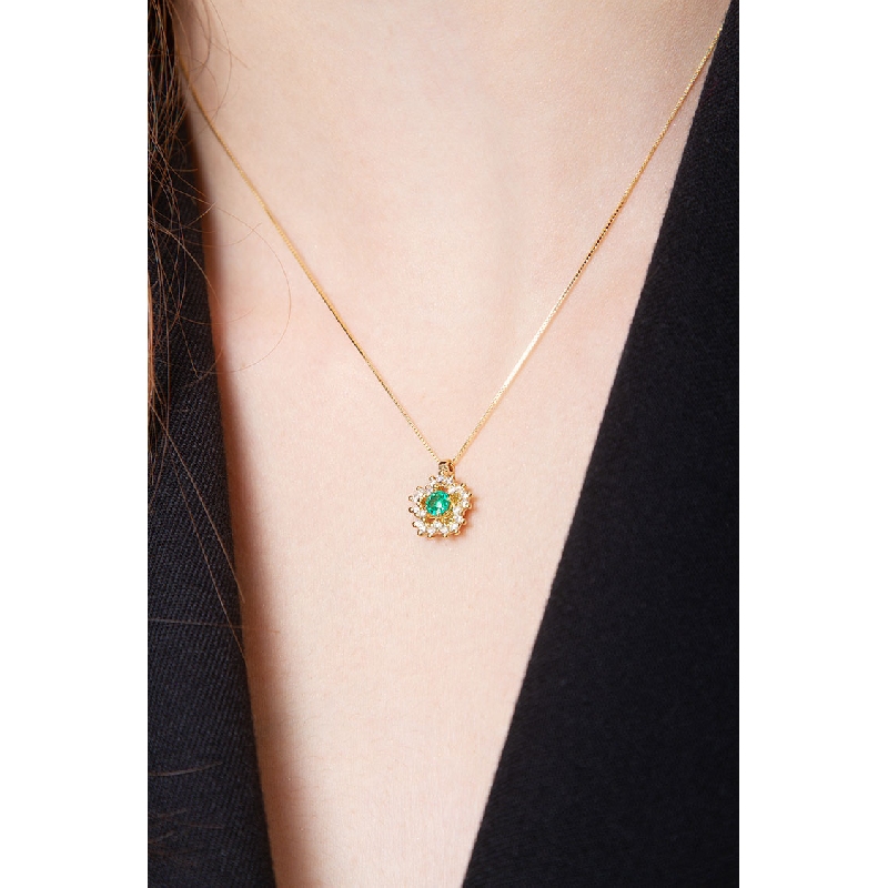 Necklace with flower style pendant, central emerald and a crown of diamonds