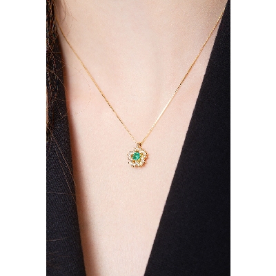 Necklace with flower style pendant, central emerald and a crown of diamonds