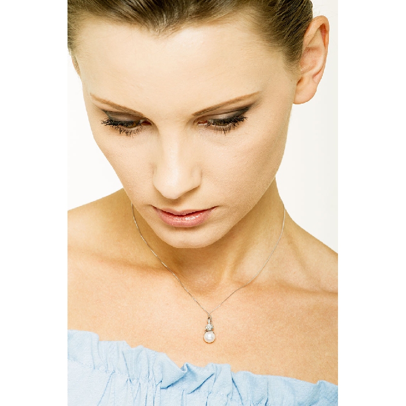 Necklace in 18k white gold with natural pearl and diamond pendant