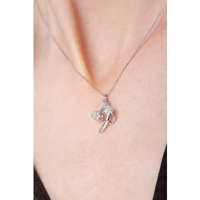 18k white gold pendant with 2 wires and diamonds