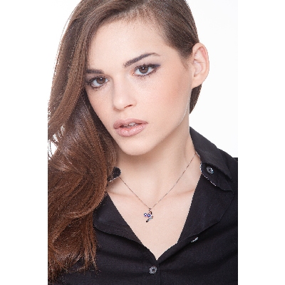 18k white gold pendant with 2 wires and sapphires