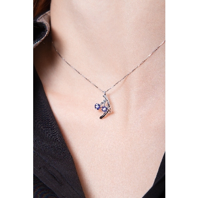 18k white gold pendant with 2 wires and sapphires