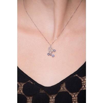 18k white gold fancy pendant with blue sapphires
