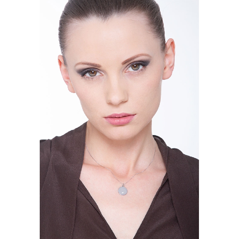 18k white gold circle slab with diamond