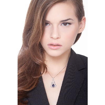 Fancy pendant in 18k white gold with sapphire and diamonds