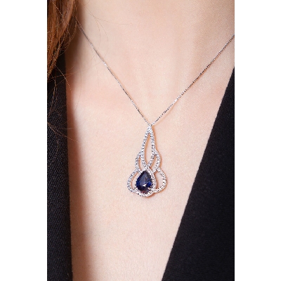 Fancy pendant in 18k white gold with sapphire and diamonds