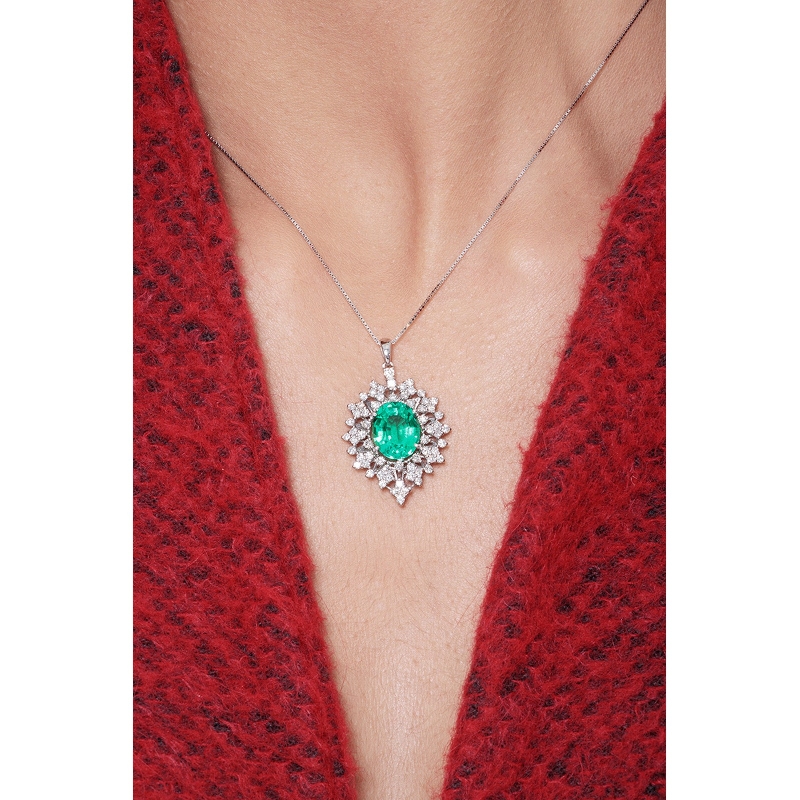 Necklace with pendant, oval emerald with a a fancy crown of diamonds