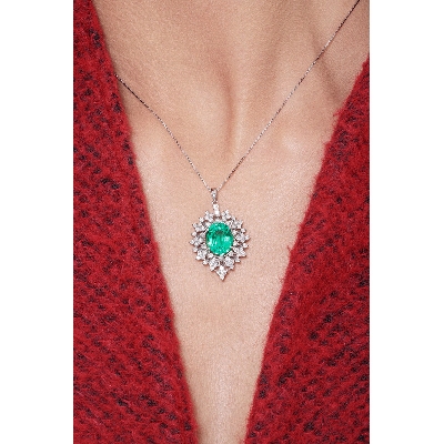 Necklace with pendant, oval emerald with a a fancy crown of diamonds