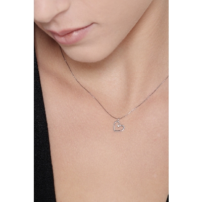 White gold 18k necklace with heart pendant and one diamond 