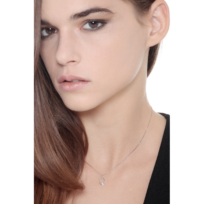White gold 18k pendant with a drop shape and one diamond