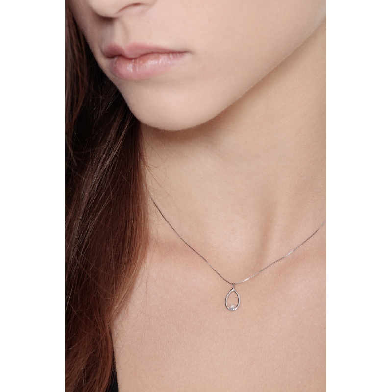 White gold 18k pendant with a drop shape and one diamond