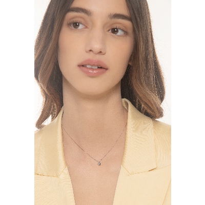 Necklace in white gold 18k with diamond in a flower pendant  