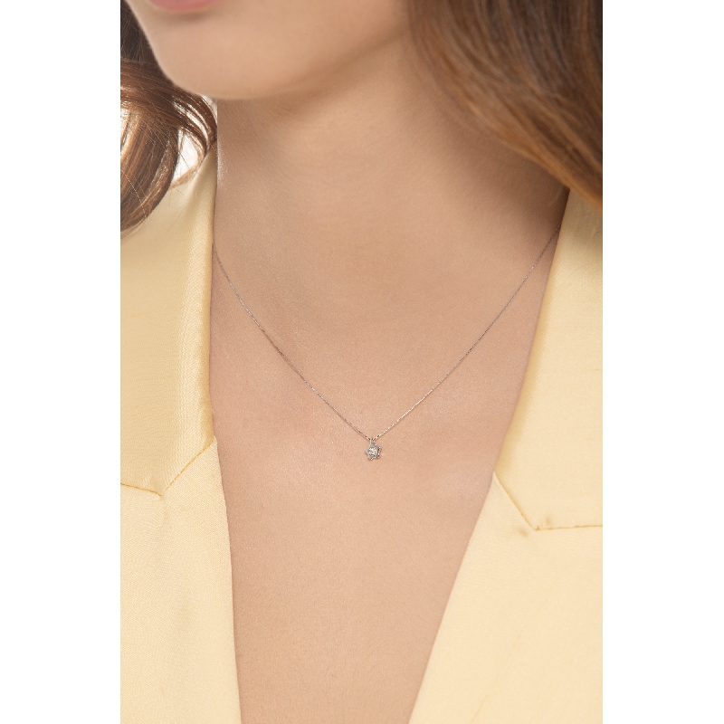 Necklace in white gold 18k with diamond in a flower pendant  