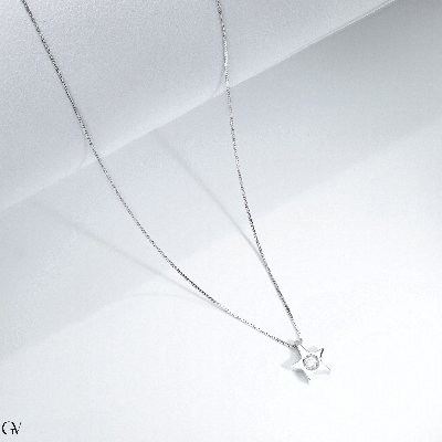 18k white gold necklace with star pendant with central diamond
