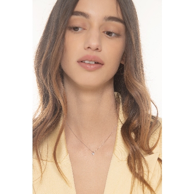 18k white gold necklace with star pendant with central diamond