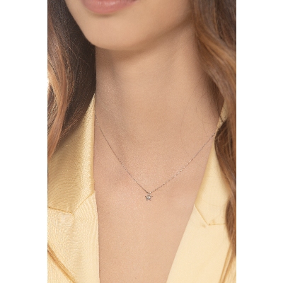 18k white gold necklace with star pendant with central diamond