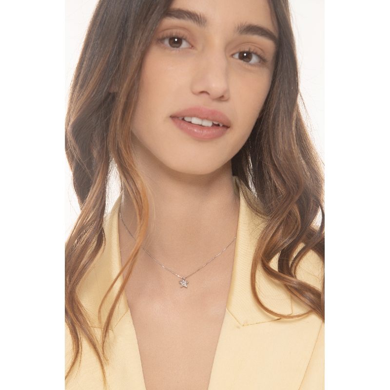 White gold 18k necklace with a star shaped pendant with diamonds pavé
