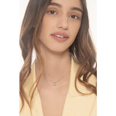 White gold 18k necklace with a star shaped pendant with diamonds pavé