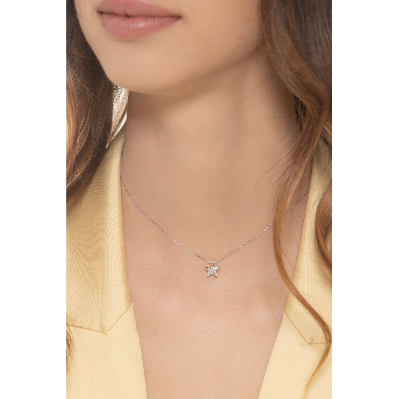 White gold 18k necklace with a star shaped pendant with diamonds pavé