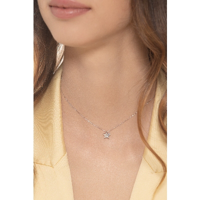 White gold 18k necklace with a star shaped pendant with diamonds pavé