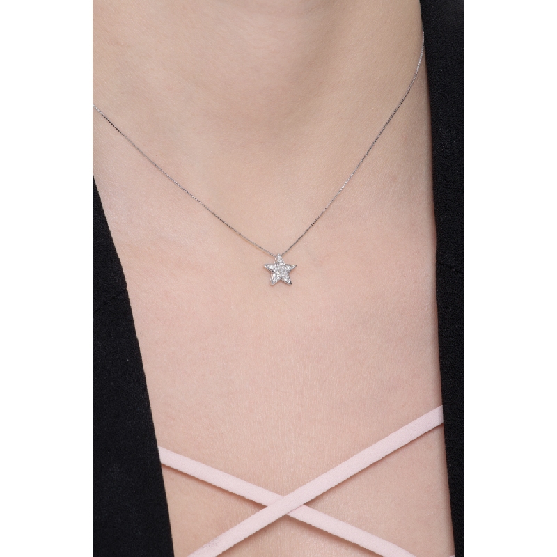 White gold 18k necklace with a star shaped pendant with diamonds pavé