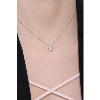 White gold 18k necklace with a star shaped pendant with diamonds pavé
