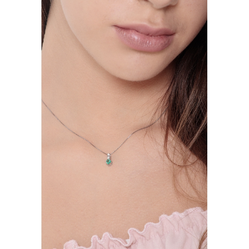 18k white gold pendant with 2 diamonds and emerald