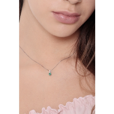 18k white gold pendant with 2 diamonds and emerald