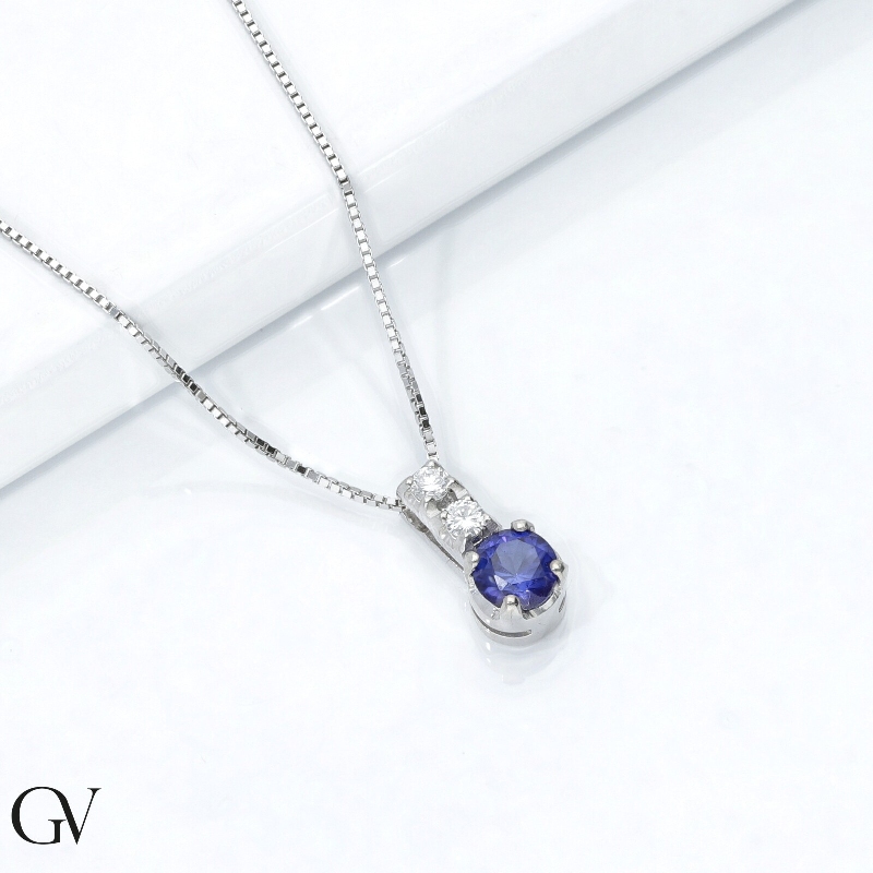 Sapphire pendant with 2 diamonds