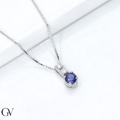 Sapphire pendant with 2 diamonds