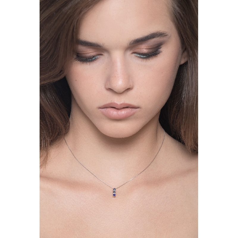 Necklace in 18k white gold with blue sapphires trilogy pendant
