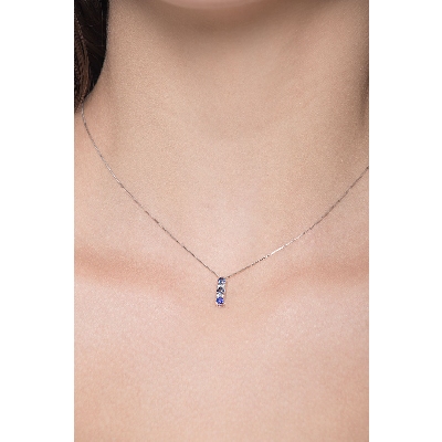 Necklace in 18k white gold with blue sapphires trilogy pendant