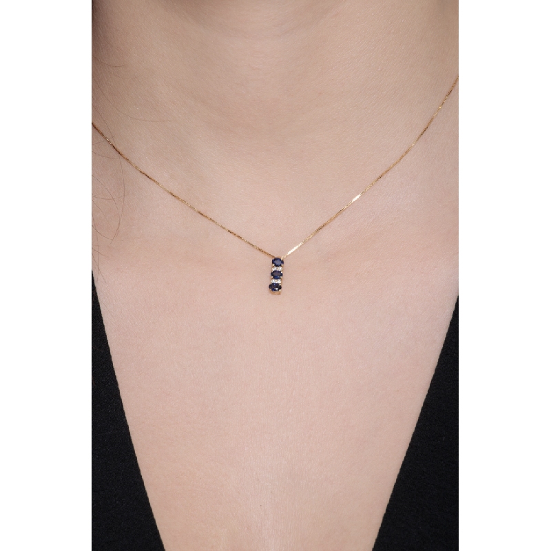Necklace in 18k yellow gold with blue sapphire and diamond pendant