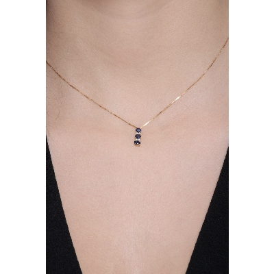 Necklace in 18k yellow gold with blue sapphire and diamond pendant