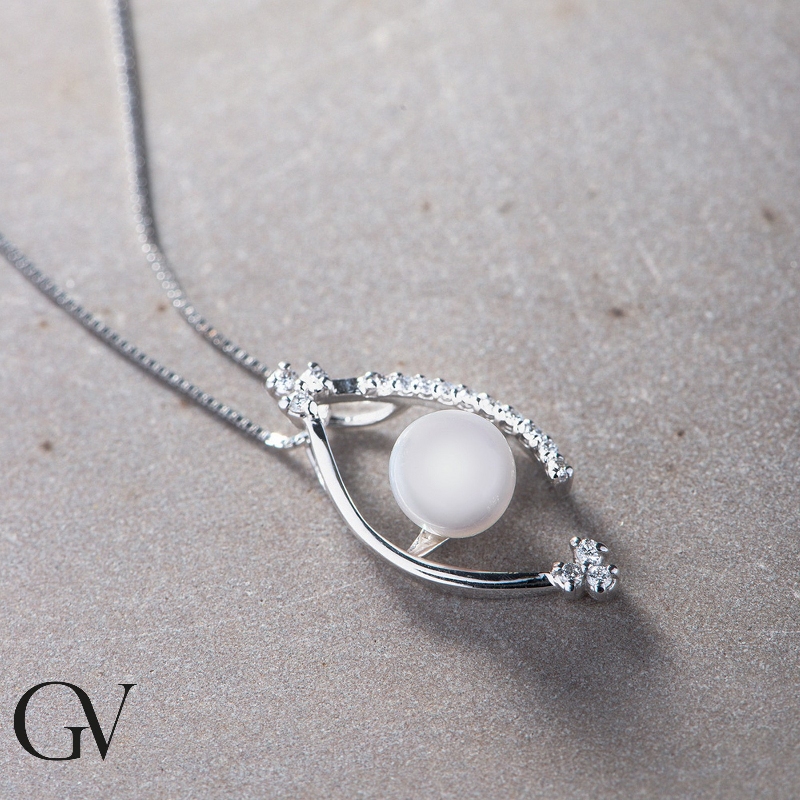 Necklace in 18k white gold with eye shaped pendant with pearl and diamonds 