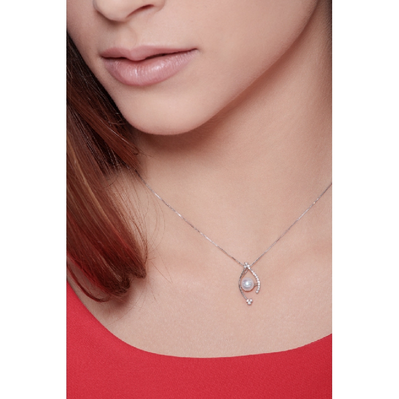 Necklace in 18k white gold with eye shaped pendant with pearl and diamonds 