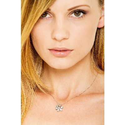 Flower pendant with 7 diamonds 