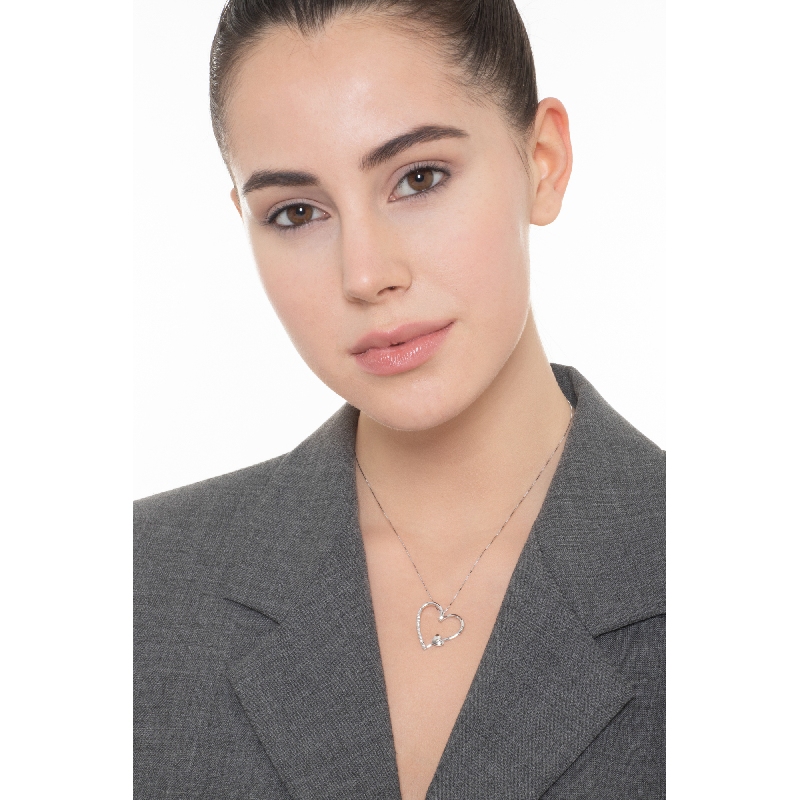 Shiny heart pendant with diamonds