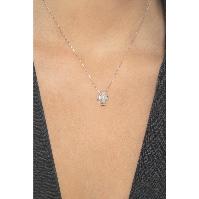 18k white gold cross pendant with solitaire diamond