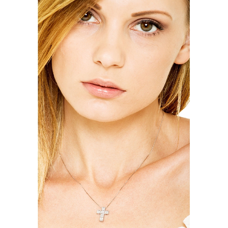 Diamond cross pendant in 18k white gold 