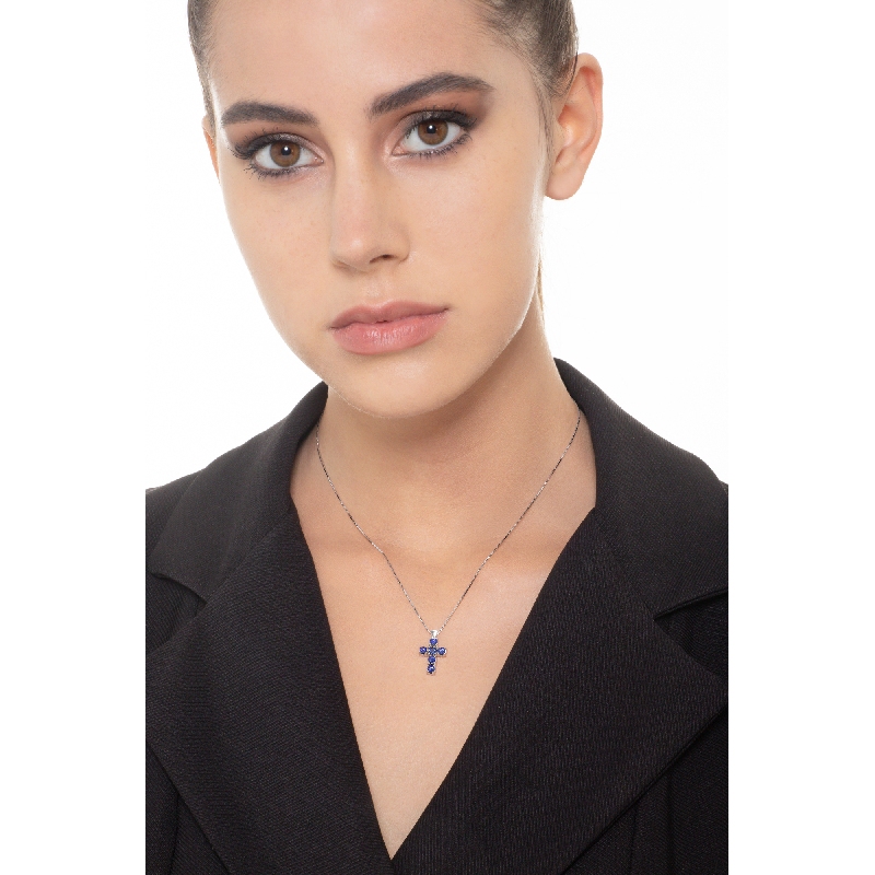 Collana con pendente a croce in oro bianco 18k con zaffiri blu