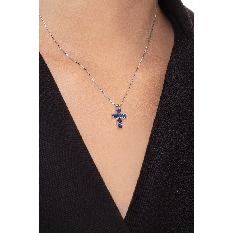 Collana con pendente a croce in oro bianco 18k con zaffiri blu