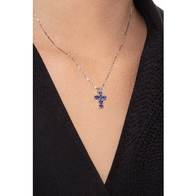 Collana con pendente a croce in oro bianco 18k con zaffiri blu